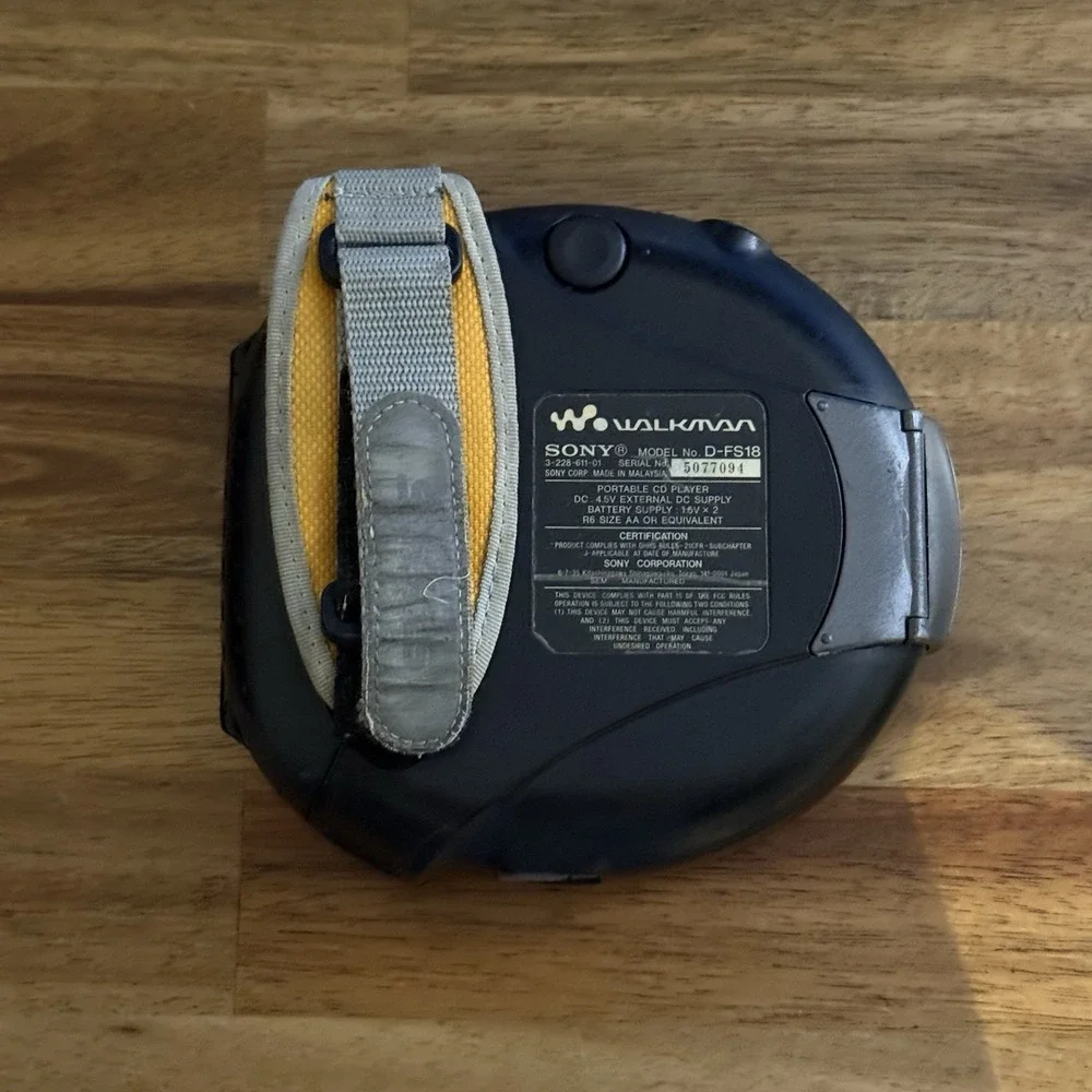 Sony Sports D-FS18 Portable CD Player Discman FM/AM Radio ONLY RADIO WORKS AS IS